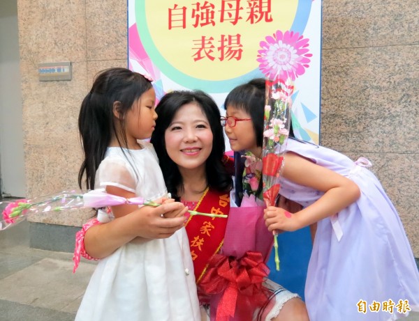 賴女士(中)獨立扶養小孩及照顧婆婆,獲選為自強母親。(記者張菁雅攝) 賴女士(中)獨立扶養小孩及照顧婆婆,獲選為自強母親。(記者張菁雅攝)
