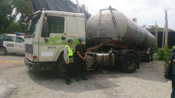 盜竊軍用航空用油，關山警眼尖緝捕，油罐車啞口無言就逮。（記者陳賢義翻攝）