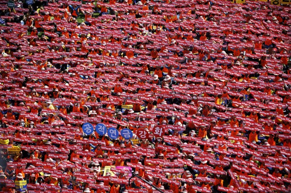 南韓街頭現紅海，根據南韓民主勞總說法，今天共有26萬人響應全國罷工性活動。（路透社）