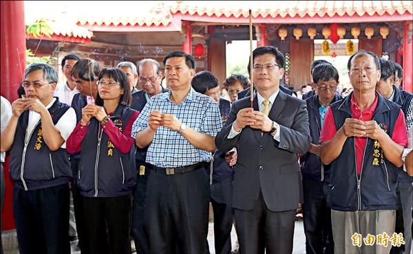 大肚區磺溪書院昨日舉辦考生祈福活動，由市長林佳龍（右二）擔任主祭官，主持祈福儀式。（記者俞泊霖攝）