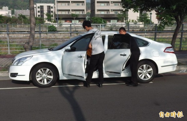 圖中自小客停放路旁多日未開走，民眾起疑趨前查看驚見男子陳屍車內。（記者許國楨攝）