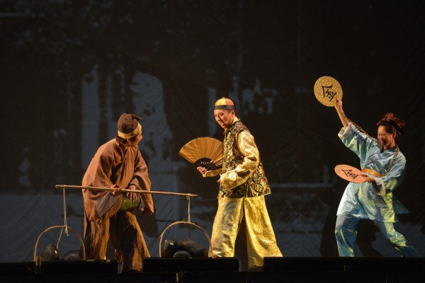 紙風車《台灣幻想曲》澎湖的故事段落演出當地名人張百萬傳奇。（圖由紙風車提供）