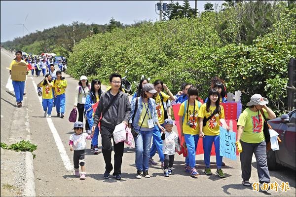 民眾闔家參與「珍愛桃園藻礁」千人健行知性之旅。（記者周敏鴻攝）