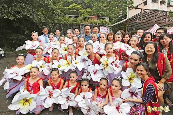 新北市長朱立倫出席桐花祭活動，並與演出桐花仙子的團體合影，舞者個個美麗。（記者何玉華攝）