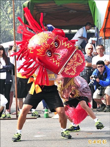 安南區土城地區的郭岑寮金獅陣。（記者蔡文居攝）