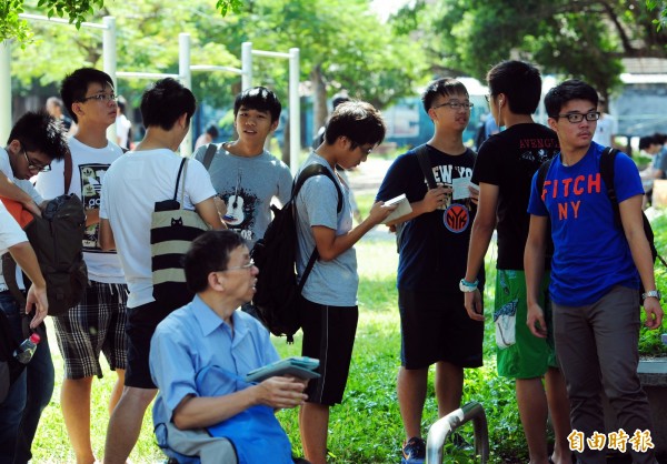 4月下旬各大學開始辦理申請入學第2階段，家長團體不滿學生奔波卻發現大學採集體面試、花時間還不計分，要求落實並嚴格把關。圖與本文無關。（資料照，記者羅沛德攝）