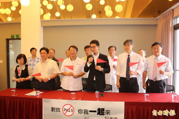 雲林縣醫師團體站出來，要政府確保人民呼籲乾淨空氣的自由。（記者詹士弘攝）