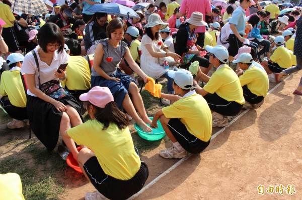 崁頂南榮國中600名學子替媽媽洗腳表達養育之恩。（記者陳彥廷攝）