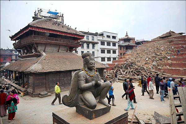 尼泊爾首都加德滿都古意盎然的建物，在地震中毀於一旦。（法新社）