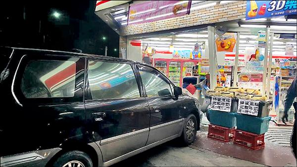 陳姓女駕駛疑因開車恍神衝撞路口超商。（擷取自綠豆嘉義人網站）