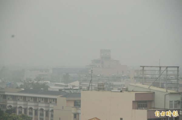 雲林空氣品質不佳，天空經常灰濛濛。（資料照，記者林國賢攝）