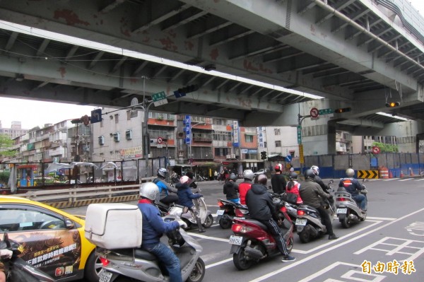 下車開車門真的要小心！林姓男子去年把汽車停好在停車格內，準備開啟車門下車時，突遭周姓機車騎士迎頭撞上，造成周女身上多處受傷，周女事後求償24萬餘元，法官審理後，認為林姓男子確實有過失，因此判賠9萬多元。（資料照，記者何玉華攝）（圖與本文無關）