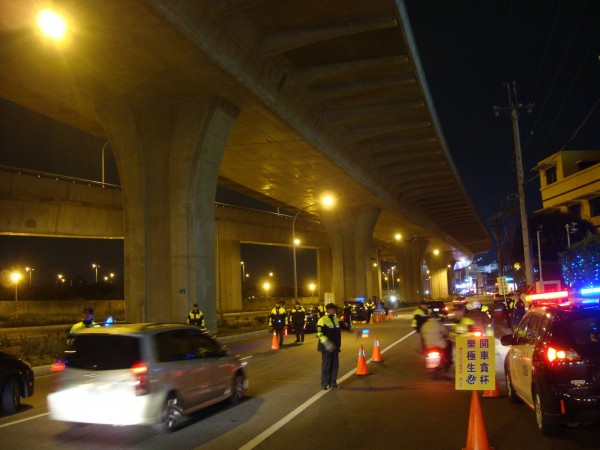 霧峰分局前天凌晨在重要道路實施酒駕擴大臨檢。（記者俞泊霖翻攝）