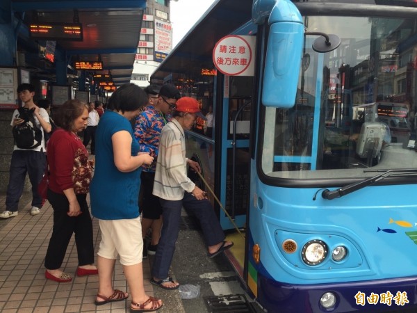 基隆市公車使用率高，公車司機將採重獎重懲制度，提升服務品質。（記者盧賢秀攝）