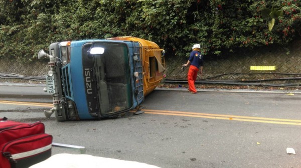 萬安演習管制人車，大溪這輛灑水車停在爬坡失控翻車。（記者李容萍翻攝）