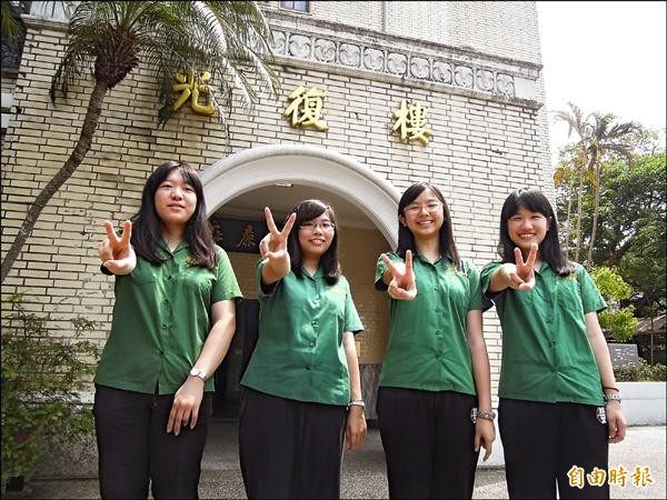 北一女中學生張楚英（左起）、宋彥儀、張倩瑜、石佩軒都考取台大醫學系。（記者梁珮綺攝）