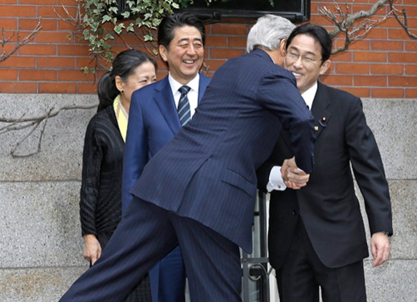 在美國進行國是訪問的日本首相安倍晉三（左二），二十七日抵達波士頓訪問，受邀前往美國國務卿凱瑞（右二）自宅用餐。圖為凱瑞熱情擁抱陪同安倍前來的日本外務大臣岸田文雄（右一）。（美聯社）