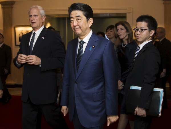 日本首相安倍晉三26日抵達美國進行為期一週的訪問，27日在哈佛大學發表演講，針對慰安婦問題，他表示感到心痛，但並未就此表達正式道歉。（路透）