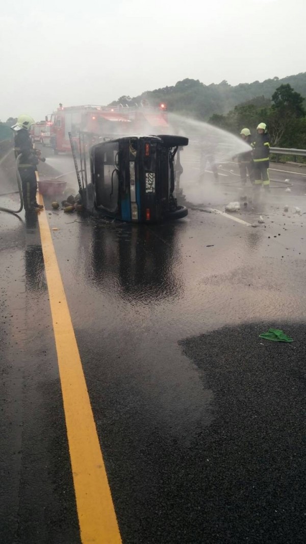 貨車翻覆在內側車道，起火燃燒。（記者彭健禮翻攝）