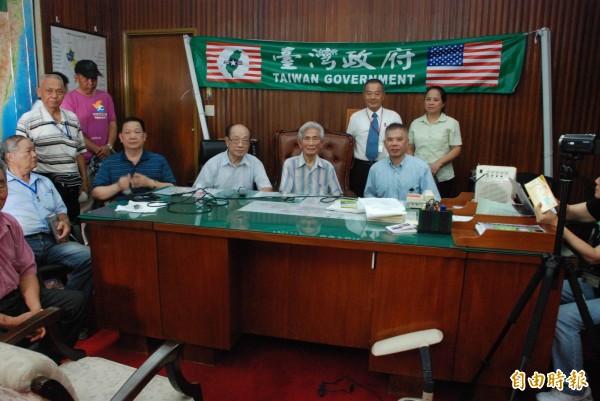 美國台灣政府主席蔡明法(坐者右1)等人去年7月7日進駐省主席辦公室。(記者陳鳳麗攝) 美國台灣政府主席蔡明法(坐者右1)等人去年7月7日進駐省主席辦公室。(記者陳鳳麗攝)