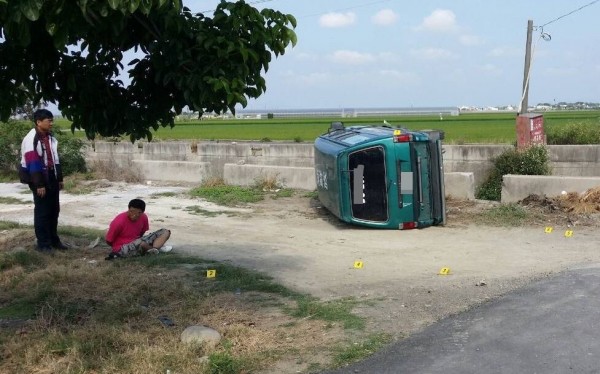 偷車嫌犯黃聖凱（紅衣）翻車後還想逃，警開6槍逮人。（記者鄭旭凱翻攝）