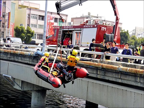 消防救難人員出動橡皮艇和消防救護車，把跳水男子搜救上岸。（記者張聰秋翻攝）