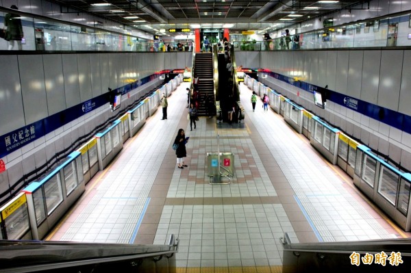 台北市長柯文哲日前曾表示，大巨蛋若停工，恐影響附近的捷運板南線，圖為大巨蛋旁的國父紀念館站。（資料照，記者郭逸攝）