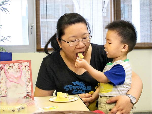 糖尿病媽媽在母親節仍可吃蛋糕，但應慎選人工甘味的無糖、低脂蛋糕，並注意醣分換算。（記者歐素美攝）