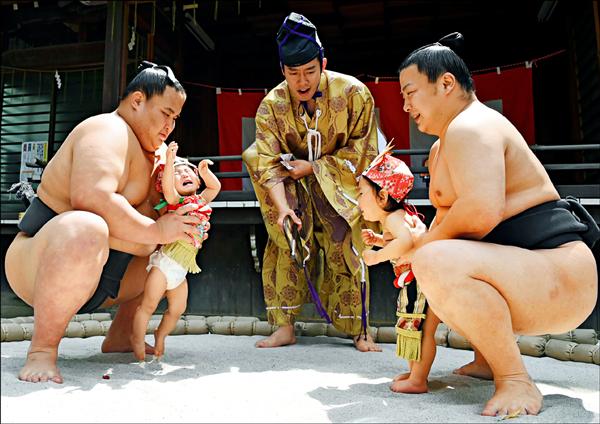 東京大田區的雪谷八幡神社廿九日舉行「哭泣相撲」。（法新社）