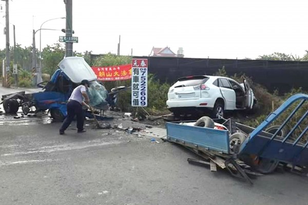 屏東鹽埔鄉鹽中村建設街與新埔路字路口發生死亡車禍，小貨車當場解體。（記者邱芷柔翻攝）