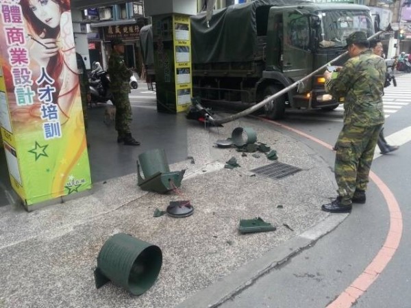 軍方人員下車察看，看到慘不忍睹的號誌桿，趕緊通報警方。（圖：民眾提供）