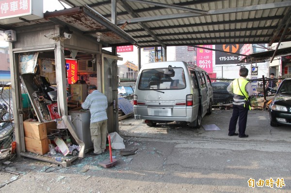 林男駕駛的小貨車撞進停車場內。（記者謝君臨攝）