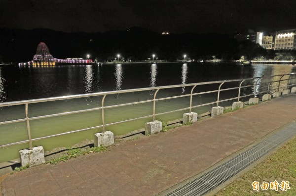 台北市內湖區碧湖公園內，今天有民眾發現一名男性墜落在景觀步道旁寬度約60公分的山溝處，警消獲報後趕往現場，但發現男子已無生命跡象。（資料照，記者臺大翔攝）