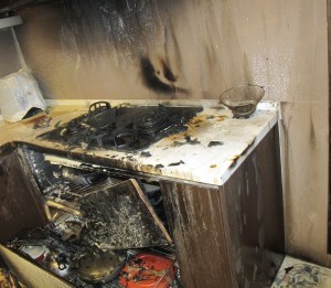 劉男住處起火，廚具被燒毀。（記者方志賢翻攝）
