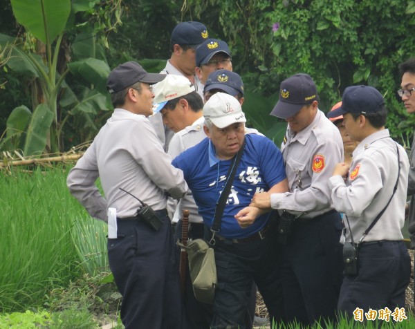 新竹縣政府今天上午辦理竹東客家土樓案查估作業，抗爭民眾與警方爆發衝突。（記者蔡孟尚攝）