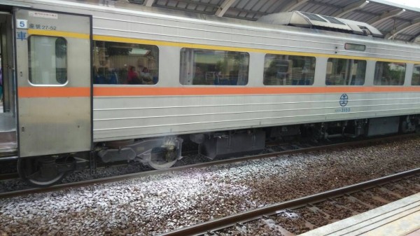 台鐵一列DMU自強號車軸冒煙停駛在雲林斗六站。（圖由台鐵提供）