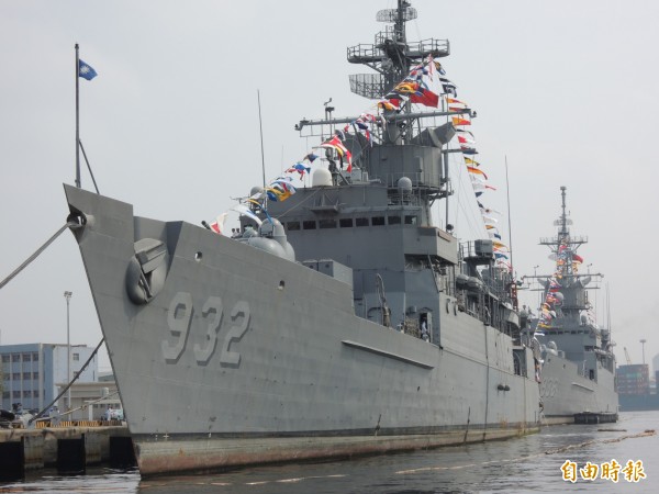 海軍今天為2艘諾克斯軍艦舉行除役典禮，圖為932濟陽軍艦，後方是936海陽軍艦。（記者羅添斌攝）