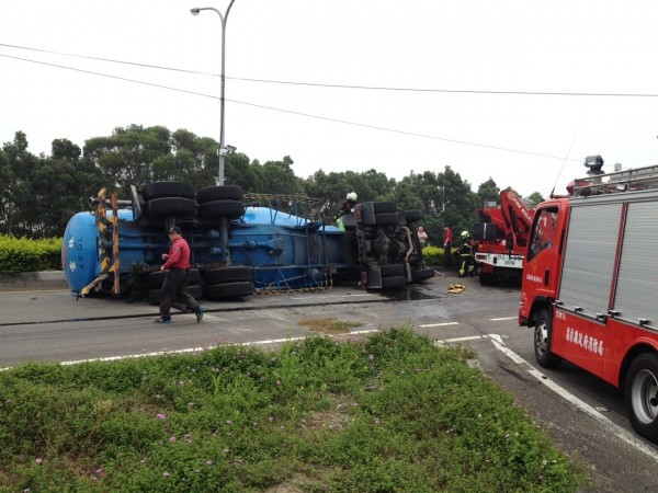 槽車翻覆在內側車道。（記者彭健禮翻攝）