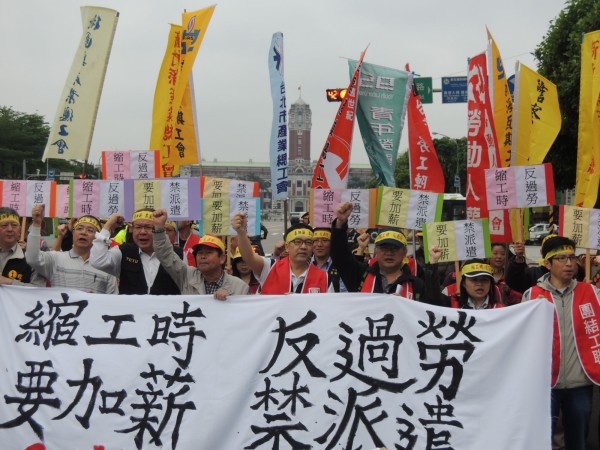 勞工五一大遊行將在五一勞動節下午登場，今年訴求「縮工時、反過勞、要加薪、禁派遣」。圖為行前記者會。（資料照，記者黃邦平攝）