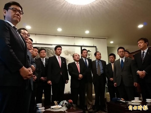 日本首相安倍晉三胞弟岸信夫今率11名日本國會議員拜會立法院長王金平。（記者曾韋禎攝）