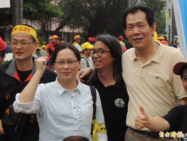 台北市勞動局長賴香伶（左二）和桃園市勞動局長潘鴻麟（右）都「走上街頭」，參加五一大遊行。（記者黃邦平攝）