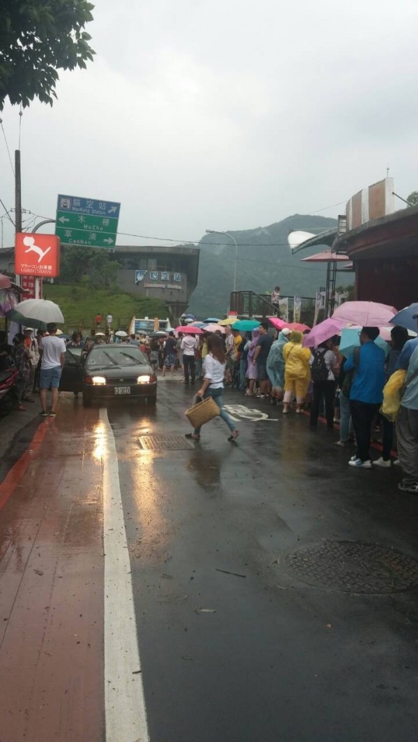 貓纜大雨突停駛，北捷安排接駁車調度慢，大排長龍的遊客抱怨連連。（北市議員李建昌提供）