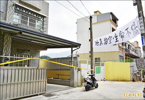 太平區德隆路二三八巷新建案施工堵住排水溝，開挖地基更造成緊鄰民宅傾斜，住戶至今不敢回家住。（記者陳建志攝）