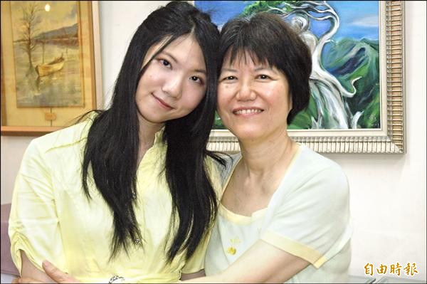 「無聲天使」黃瑋琪（左）陪媽媽戴玥華（右）出席記者會，並獻唱自創曲「溫柔的翅膀」感謝媽媽。（記者方志賢攝）