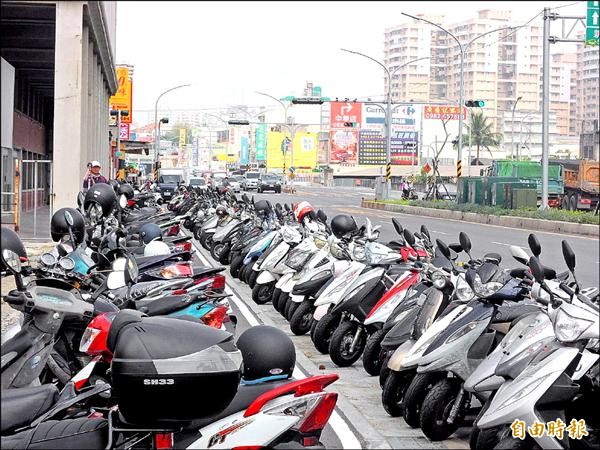 校園附近機車違停狀況嚴重，機車停在人行道上影響民眾行走。（記者林孟婷攝）