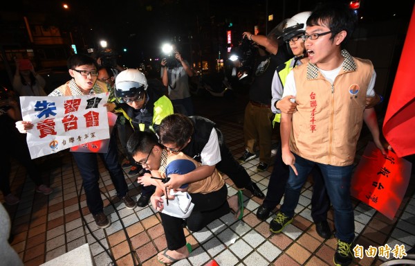 朱立倫明天將率團訪中，台聯青年軍今天前往國民黨黨部抗議，被警方逮捕。（記者張嘉明攝）