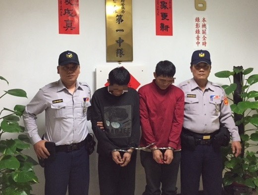 警方依毒品罪嫌將泰籍的郭男、商男移送法辦,並送往移民署台北市專勤隊收容,等待遣返。(記者姜翔翻攝) 警方依毒品罪嫌將泰籍的郭男、商男移送法辦,並送往移民署台北市專勤隊收容,等待遣返。(記者姜翔翻攝)