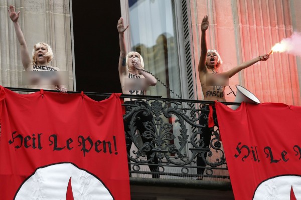 女性主義上空抗議團體「Femen」的3名成員，今天在法國極右政黨NF主席的演說途中上空出場，高喊反民族陣線標語進行示威。（法新社）