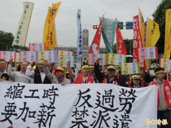 社會民主黨今天上午在台大校友會館召開「加班過勞、薪情不好」記者會，公布886份問卷調查指出，「責任制」在台灣已經被嚴重濫用，高達58％受訪民眾認為自己是責任制，8成民眾薪資無法滿足生活所需，高達73.3％民眾無法於正常工時內下班（資料照，記者黃邦平攝）