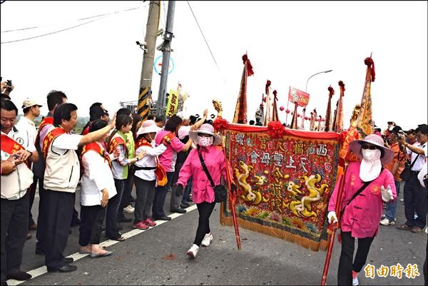 西螺福天宮社口媽謁祖進香團，步行進入嘉義縣，受到熱烈迎接。（記者吳世聰攝）